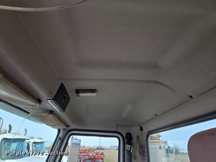 image for item ED2503 2005 Mack CHN613 semi truck