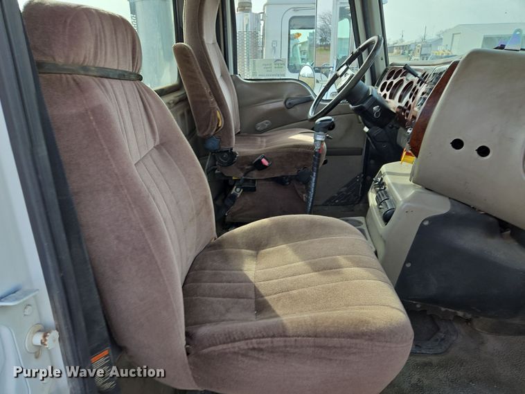 image for item ED2503 2005 Mack CHN613 semi truck