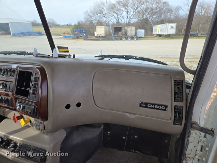 image for item ED2503 2005 Mack CHN613 semi truck