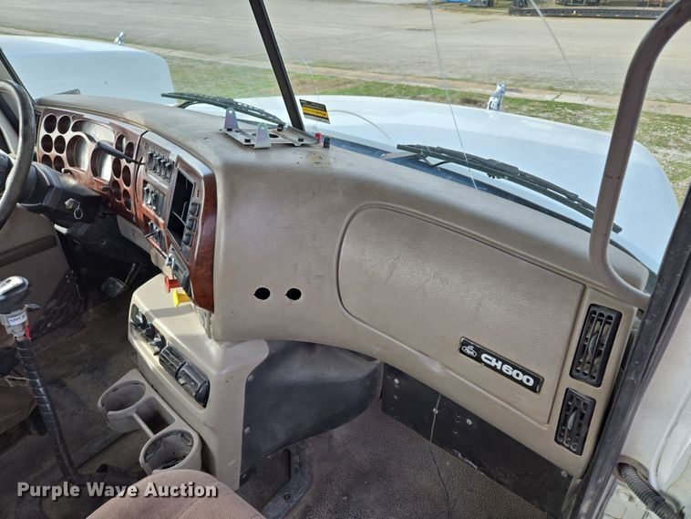 image for item ED2503 2005 Mack CHN613 semi truck