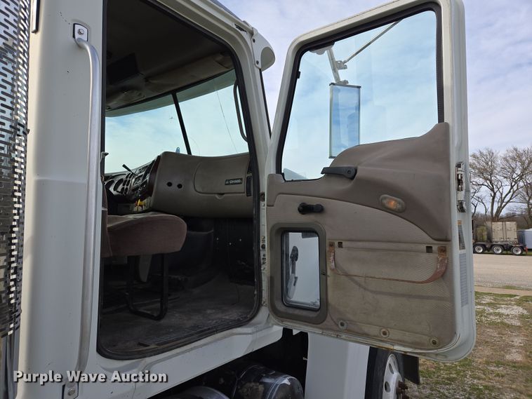 image for item ED2503 2005 Mack CHN613 semi truck