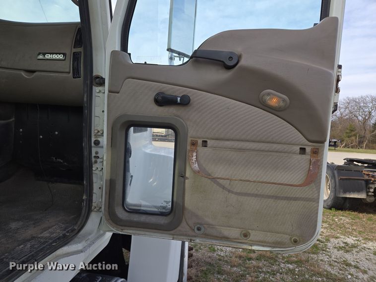 image for item ED2503 2005 Mack CHN613 semi truck