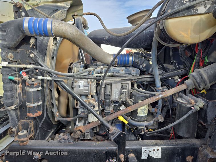 image for item ED2503 2005 Mack CHN613 semi truck