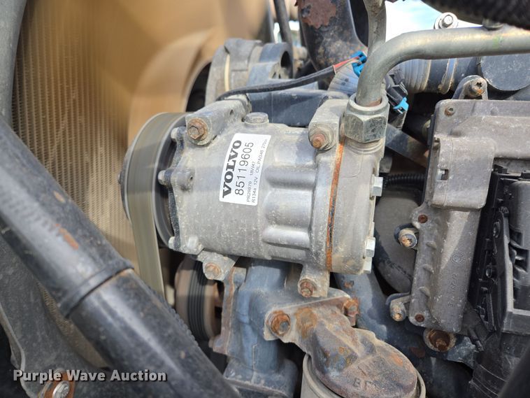 image for item ED2503 2005 Mack CHN613 semi truck