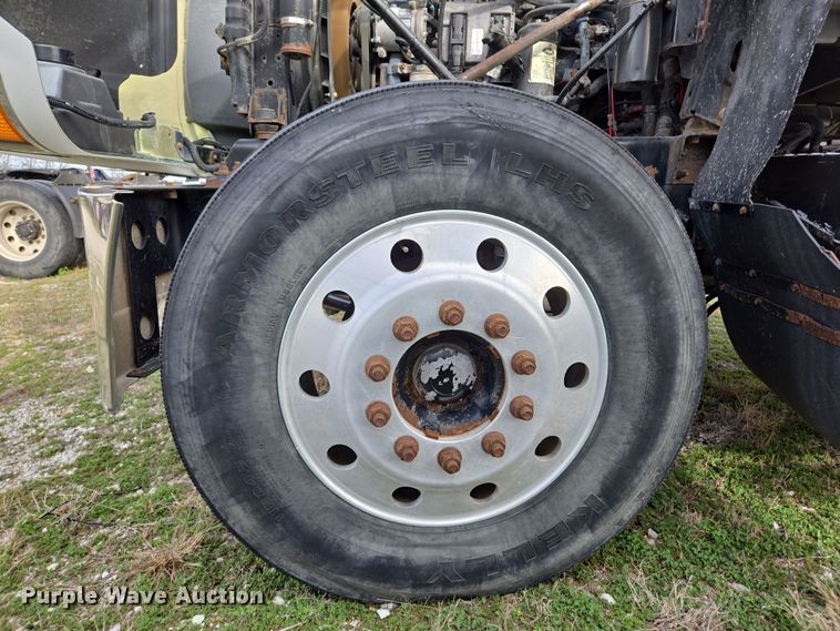 image for item ED2503 2005 Mack CHN613 semi truck