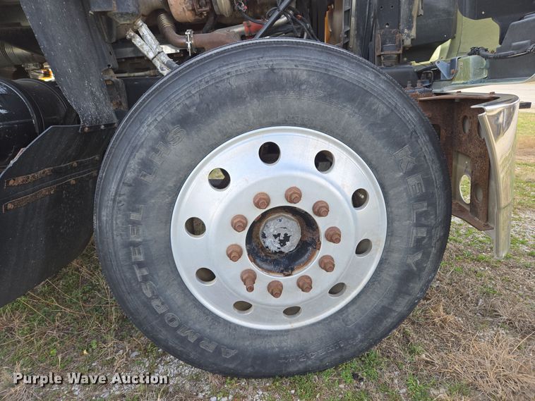 image for item ED2503 2005 Mack CHN613 semi truck