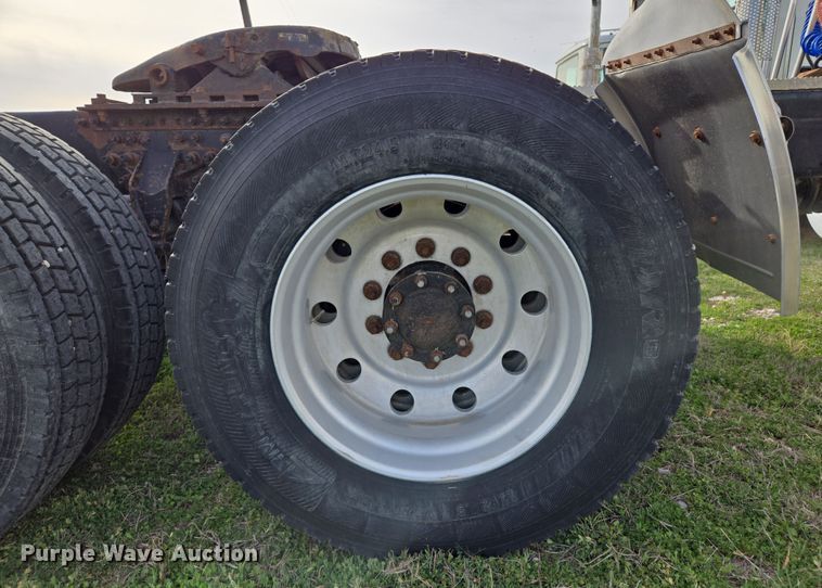 image for item ED2503 2005 Mack CHN613 semi truck