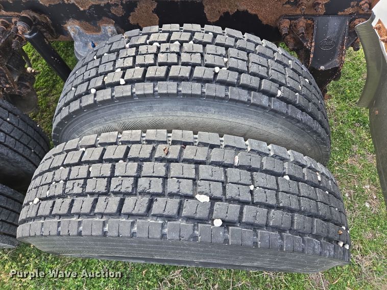 image for item ED2503 2005 Mack CHN613 semi truck