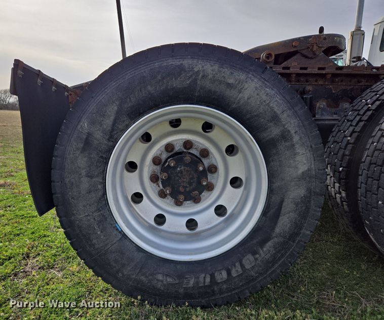 image for item ED2503 2005 Mack CHN613 semi truck