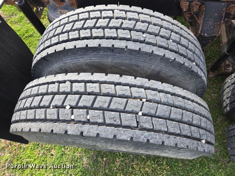 image for item ED2503 2005 Mack CHN613 semi truck