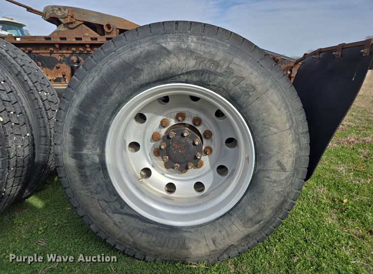 image for item ED2503 2005 Mack CHN613 semi truck