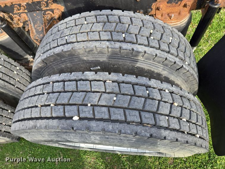 image for item ED2503 2005 Mack CHN613 semi truck