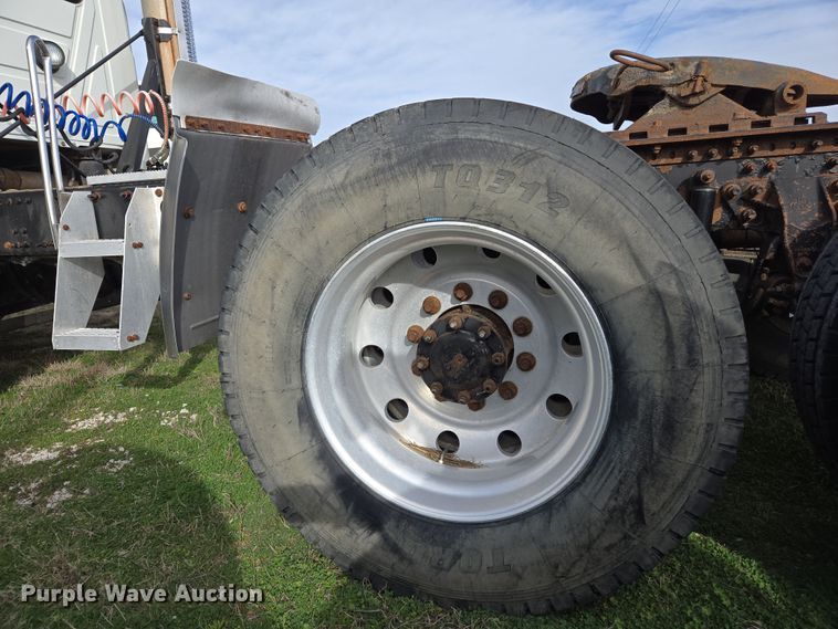 image for item ED2503 2005 Mack CHN613 semi truck