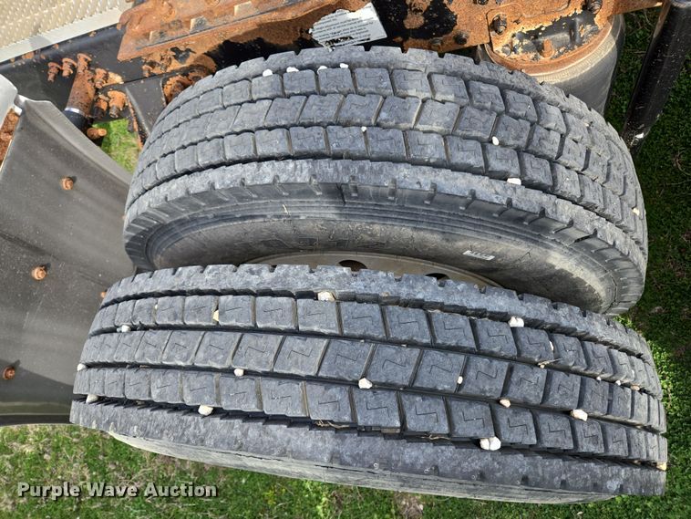 image for item ED2503 2005 Mack CHN613 semi truck