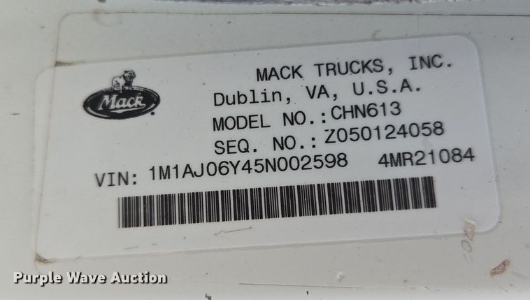 image for item ED2503 2005 Mack CHN613 semi truck