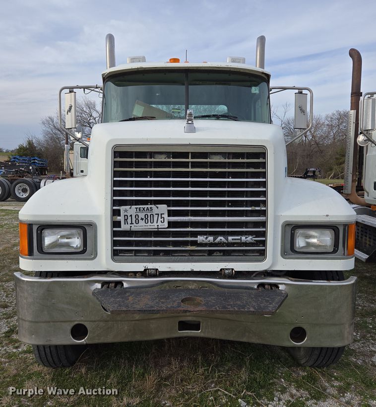 image for item ED2504 2005 Mack CHN613 semi truck