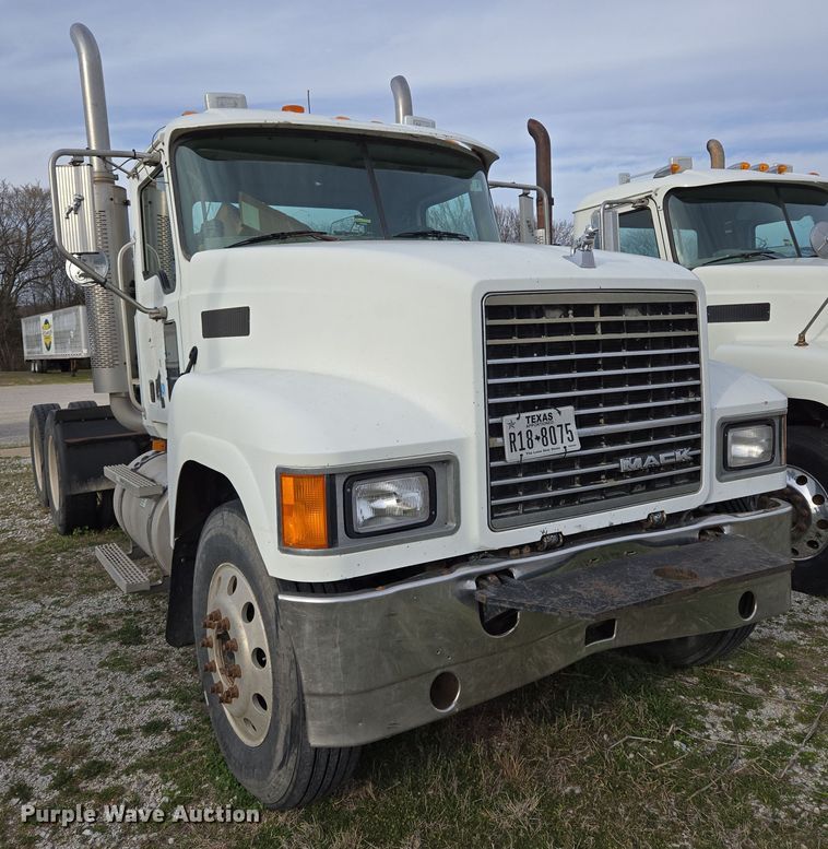 image for item ED2504 2005 Mack CHN613 semi truck