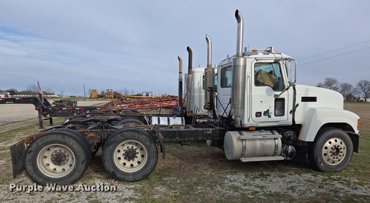 image for item ED2504 2005 Mack CHN613 semi truck