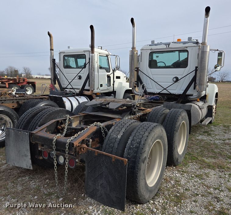 image for item ED2504 2005 Mack CHN613 semi truck