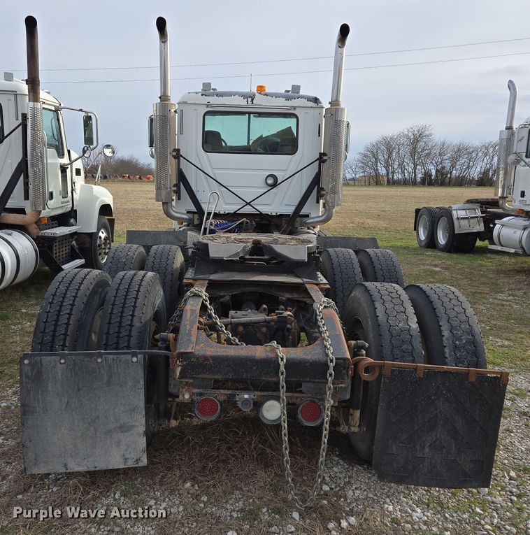image for item ED2504 2005 Mack CHN613 semi truck
