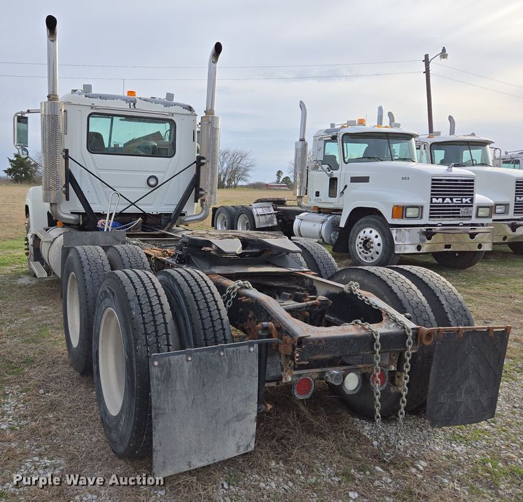 image for item ED2504 2005 Mack CHN613 semi truck
