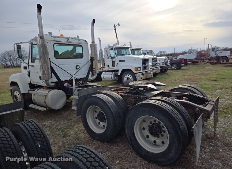 image for item ED2504 2005 Mack CHN613 semi truck