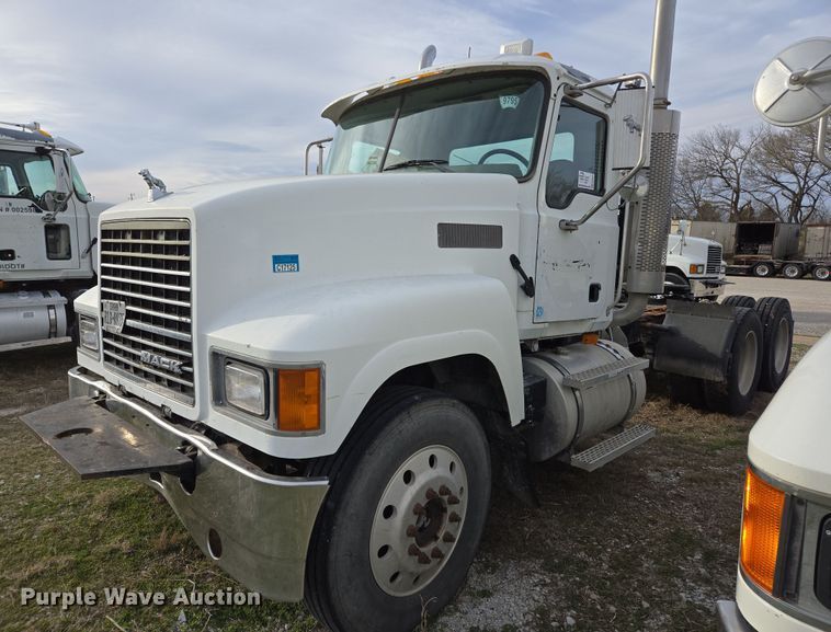 image for item ED2504 2005 Mack CHN613 semi truck