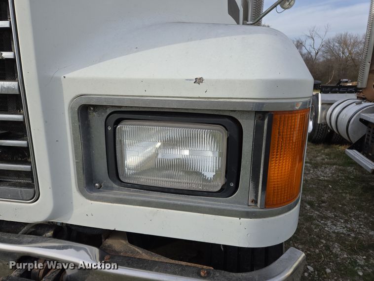 image for item ED2504 2005 Mack CHN613 semi truck