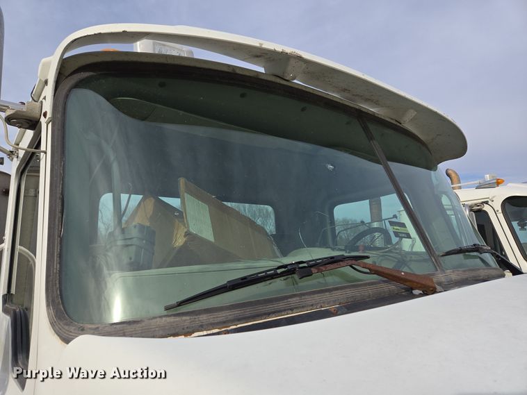 image for item ED2504 2005 Mack CHN613 semi truck