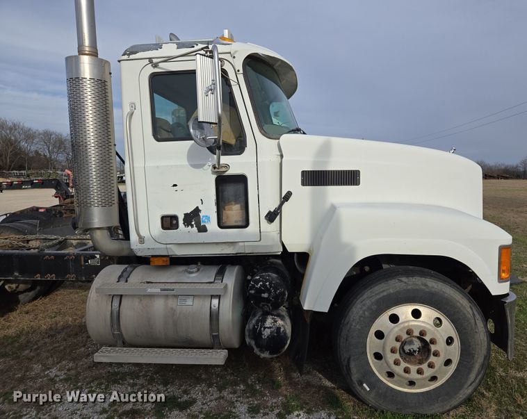 image for item ED2504 2005 Mack CHN613 semi truck