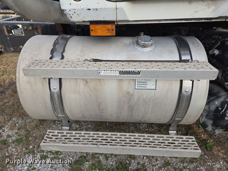 image for item ED2504 2005 Mack CHN613 semi truck