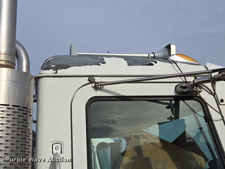 image for item ED2504 2005 Mack CHN613 semi truck