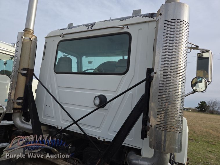 image for item ED2504 2005 Mack CHN613 semi truck