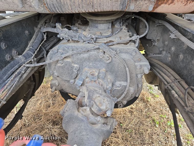 image for item ED2504 2005 Mack CHN613 semi truck