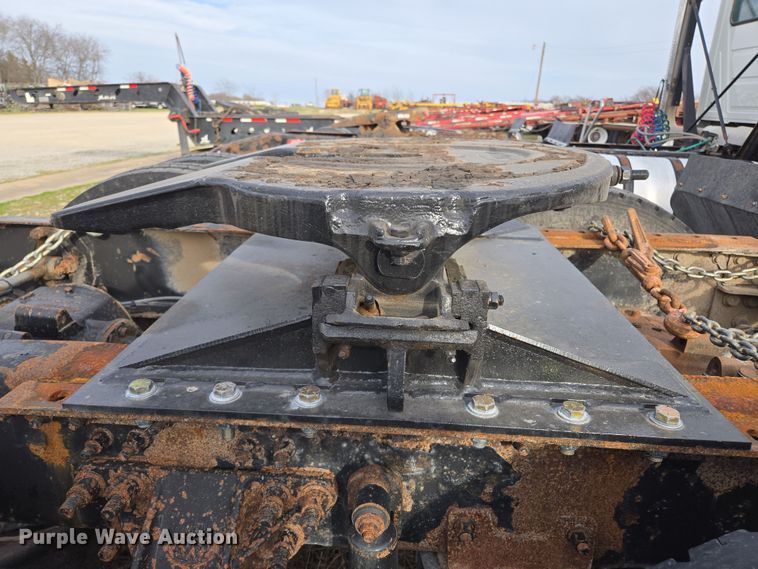 image for item ED2504 2005 Mack CHN613 semi truck