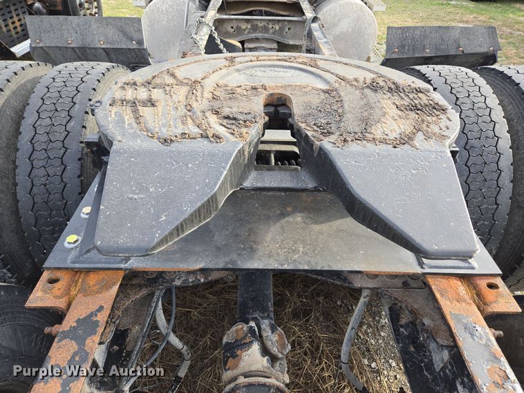 image for item ED2504 2005 Mack CHN613 semi truck