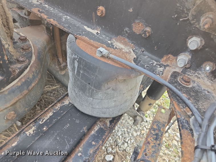 image for item ED2504 2005 Mack CHN613 semi truck