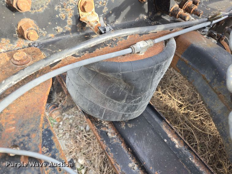 image for item ED2504 2005 Mack CHN613 semi truck