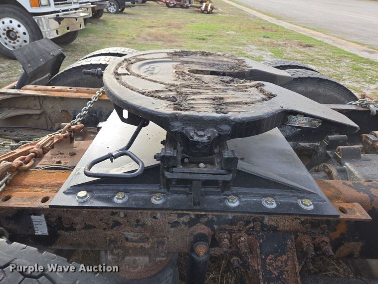 image for item ED2504 2005 Mack CHN613 semi truck