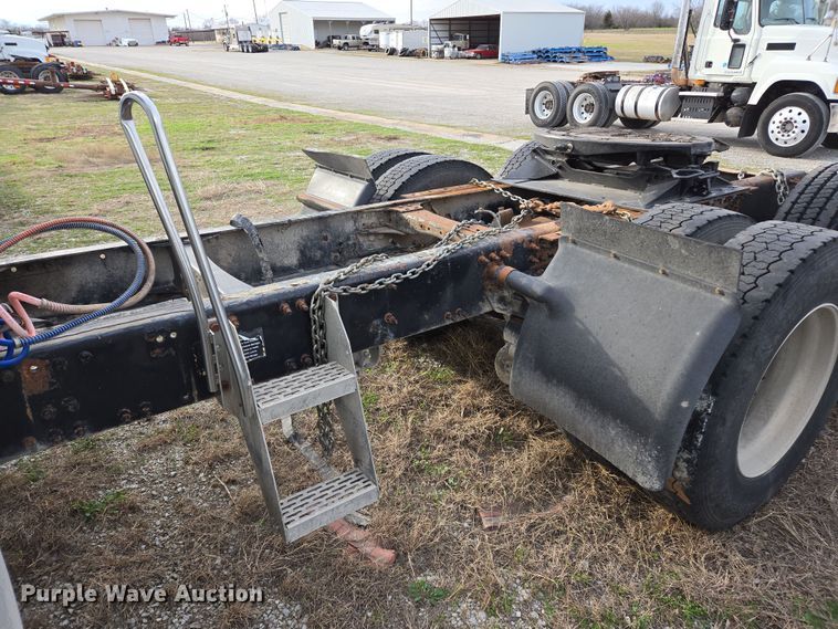 image for item ED2504 2005 Mack CHN613 semi truck