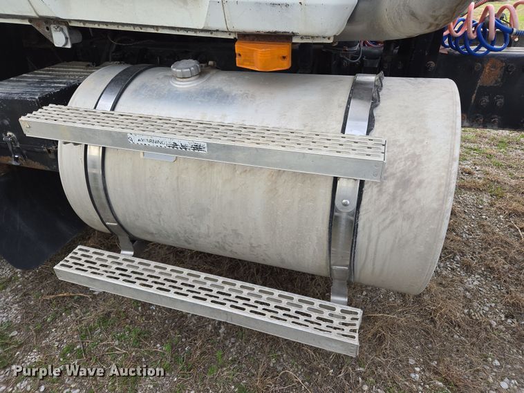 image for item ED2504 2005 Mack CHN613 semi truck