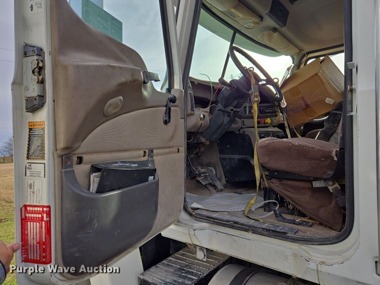 image for item ED2504 2005 Mack CHN613 semi truck