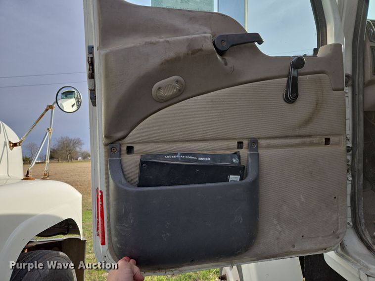 image for item ED2504 2005 Mack CHN613 semi truck