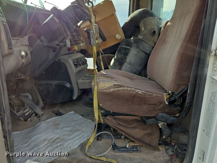 image for item ED2504 2005 Mack CHN613 semi truck