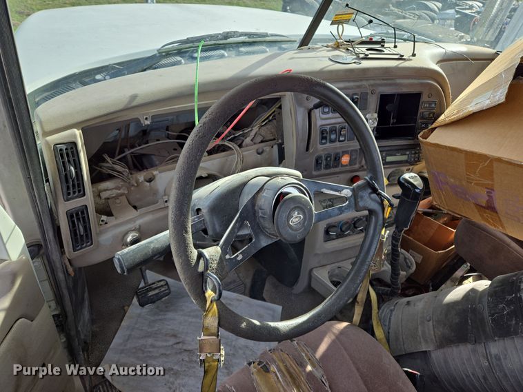 image for item ED2504 2005 Mack CHN613 semi truck