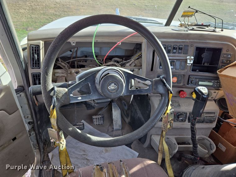 image for item ED2504 2005 Mack CHN613 semi truck