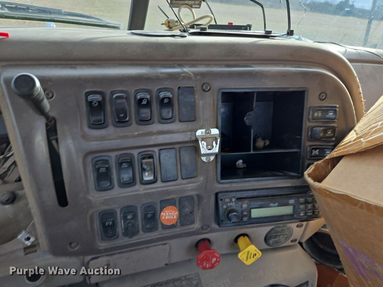 image for item ED2504 2005 Mack CHN613 semi truck