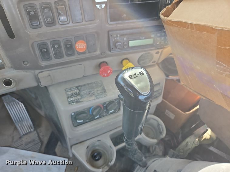 image for item ED2504 2005 Mack CHN613 semi truck