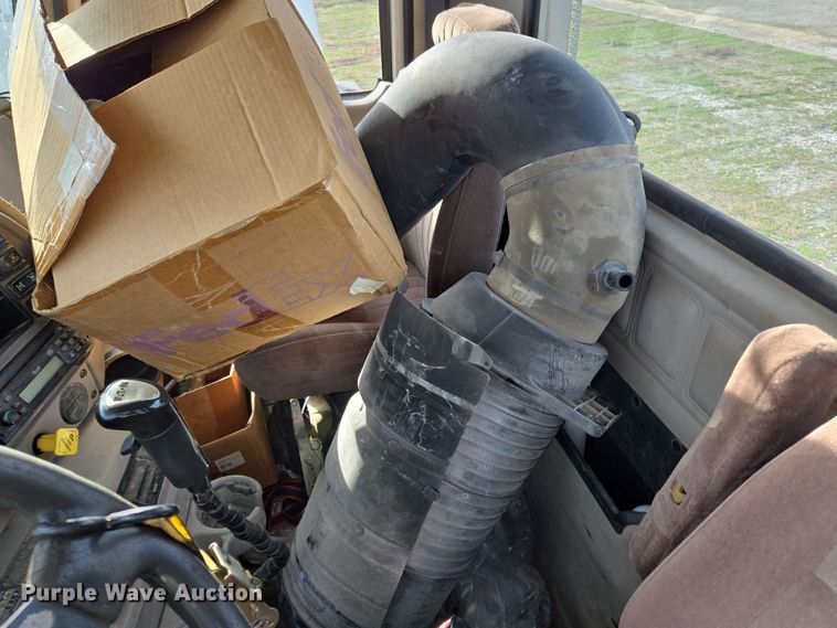 image for item ED2504 2005 Mack CHN613 semi truck