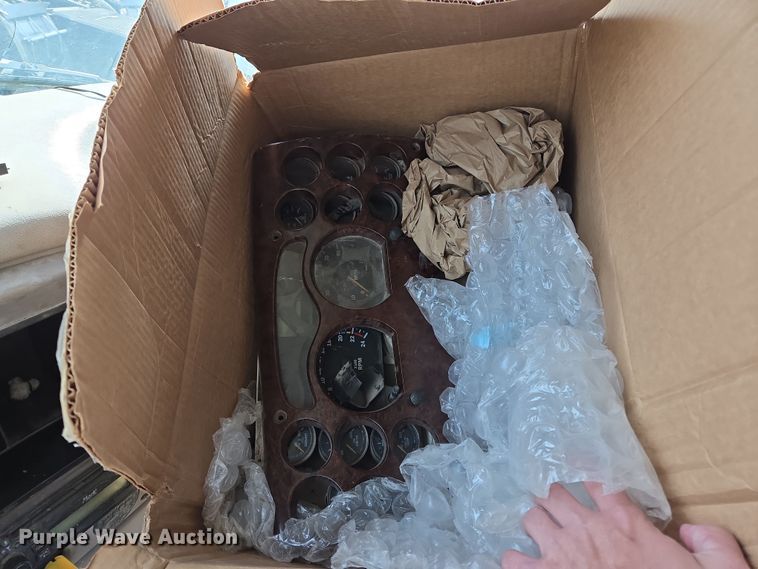 image for item ED2504 2005 Mack CHN613 semi truck